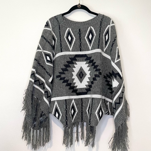 Double Zero NWOT Gray Aztec Pattern Poncho with Fringe size S - Picture 3 of 3